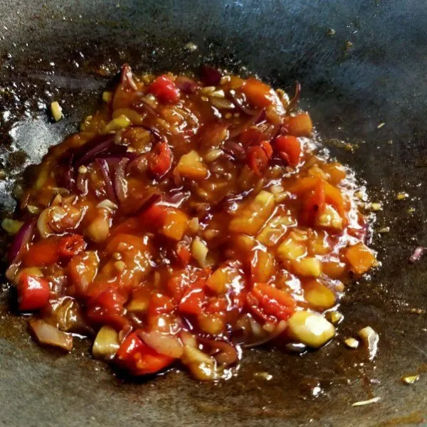 Masukkan tomat, saos sambal, saos tiram, kecap manis, kaldu bubuk, garam, dan lada bubuk masak sampai matang.