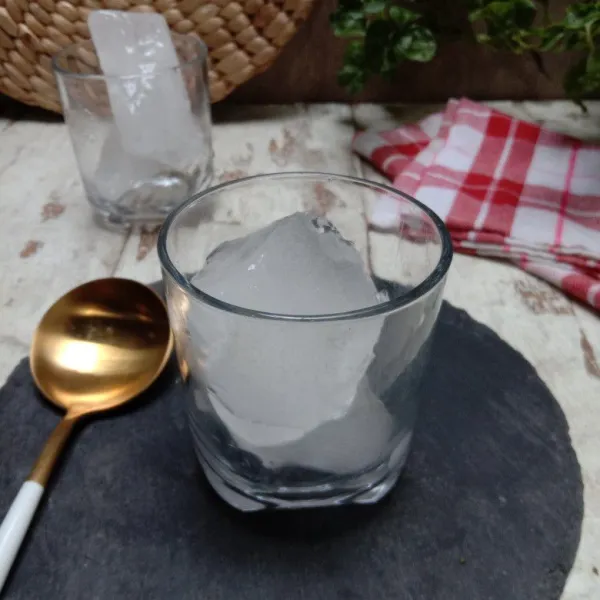 Penyajian: masukkan es batu dalam gelas