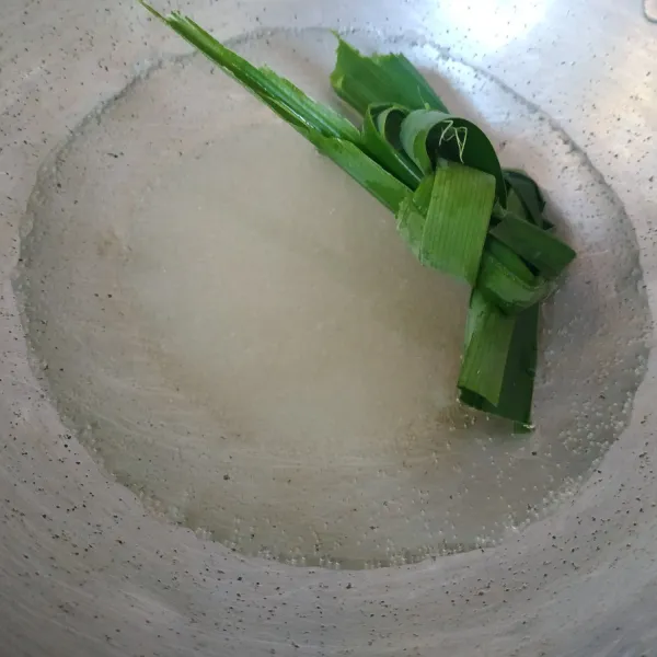 Rebus air, gula dan daun pandan sampai mendidih. Setelah mendidih diamkan sampai hangat kemudian saring.