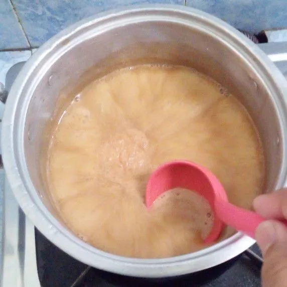 Masukkan bahan puding coffe ke dalam panci, masak dengan api sedang tunggu hingga mendidih lalu angkat & dinginkan.