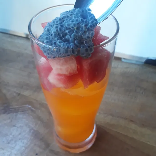 Tambahkan potongan semangka dan selasih.