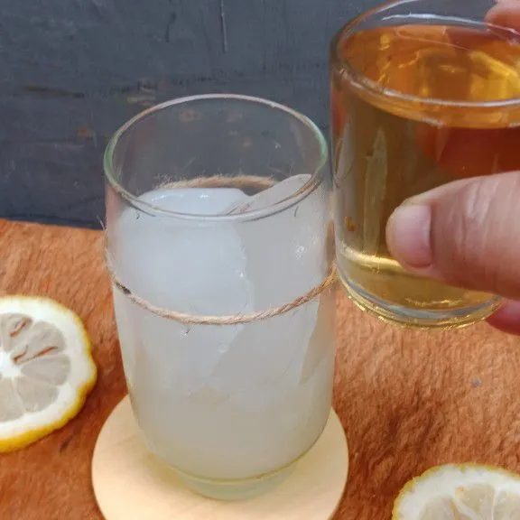 Tambahkan air lemon dan simple syrup.