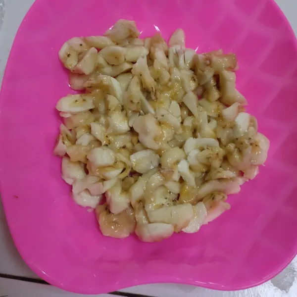 Potong pisang sesuai selera. Bisa dihancurkan pakai garpu atau tangan. Sisihkan.