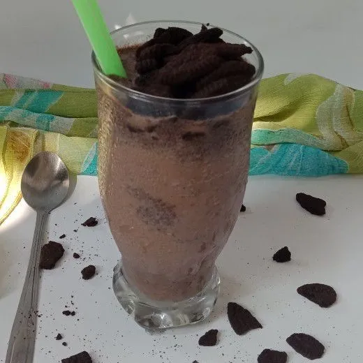 Tuang ke dalam gelas, beri 2 sdm oreo cookie crumb sebagai topping, sajikan.