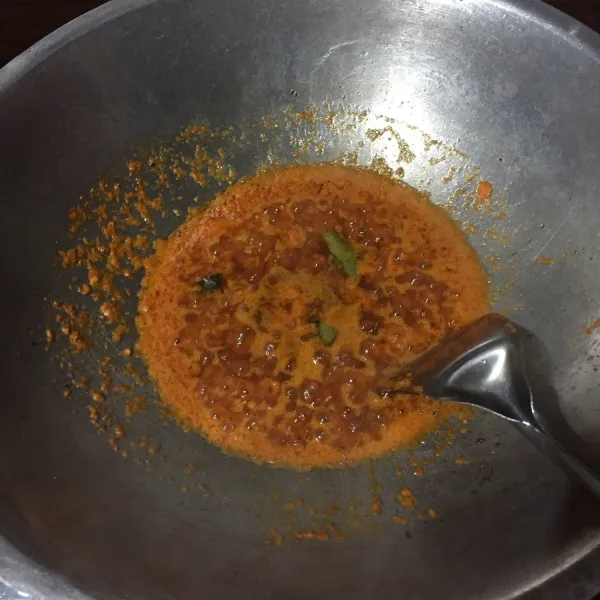 Tumis bumbi halus menggunakan minyak sisa goreng tongkol kemudian masukkan daun jeruk.