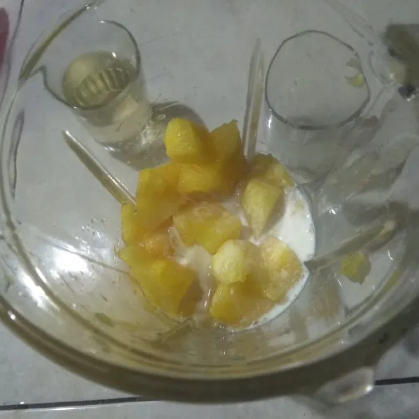 Blender semua buah-buahan di tambah air gula dan susu cair.