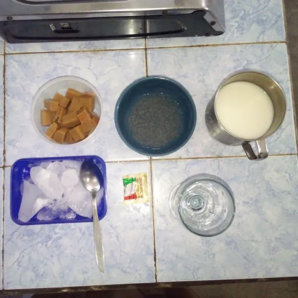 Siapkan es batu, puding coffe, biji selasih, dan susu cair masukkan ke dalam gelas saji.