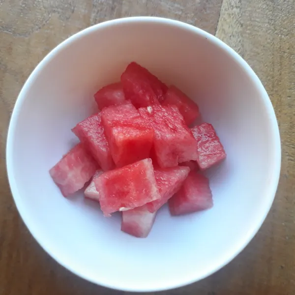 Potong-potong buah semangka. Sisihkan.