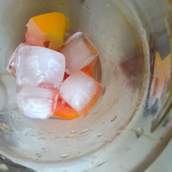 Masukkan tomat, es batu dan madu. Blender sampai halus.