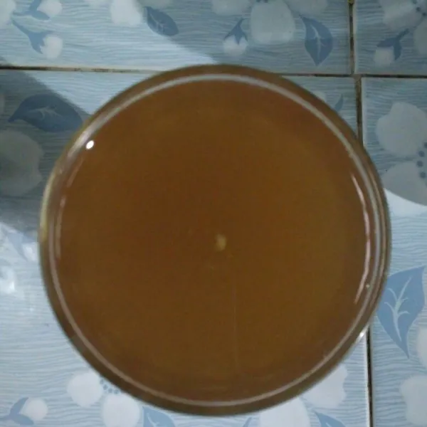 Tambahkan madu dan gula pasir, aduk-aduk. Sajikan