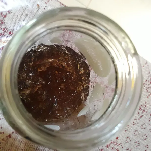 Siapkan gelas saji. Masukkan jelly cincau serut.
