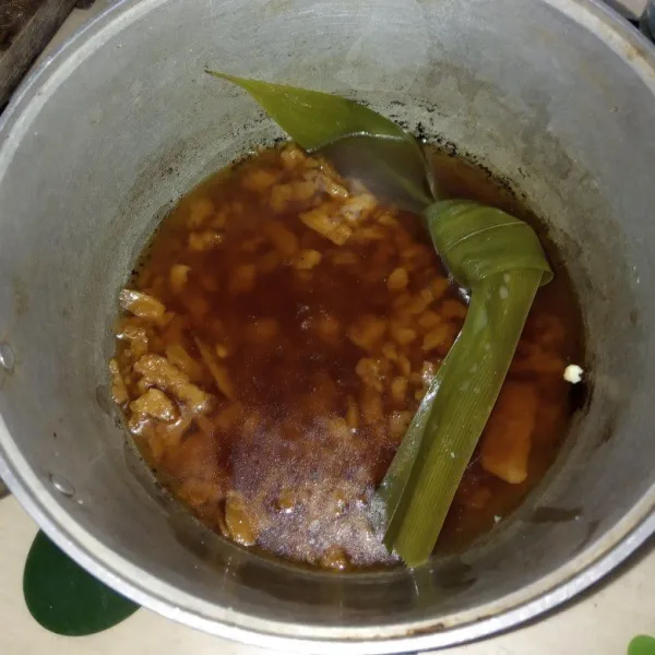 Campur semua bahan kuah gula. Masak hingga mengental, sisihkan.