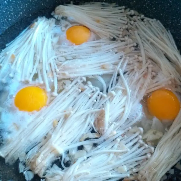 Masukkan telur, ceplok satu persatu, biarkan matang dan balik telurnya.