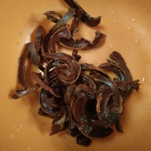 Cuci kulit manggis sampai bersih.