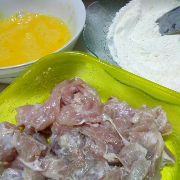 Campur ke 3 jenis tepung, beri kaldu bubuk, aduk rata, sisihkan. Telur dikocok lepas, sisihkan. Keluarkan ayam dari kulkas.