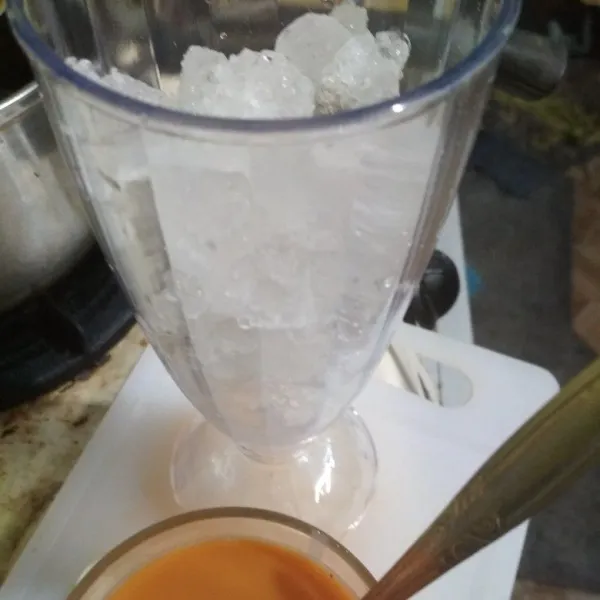 Siapkan gelas saji yang berisi es batu, tuang tehnya. Thai Tea siap disajikan