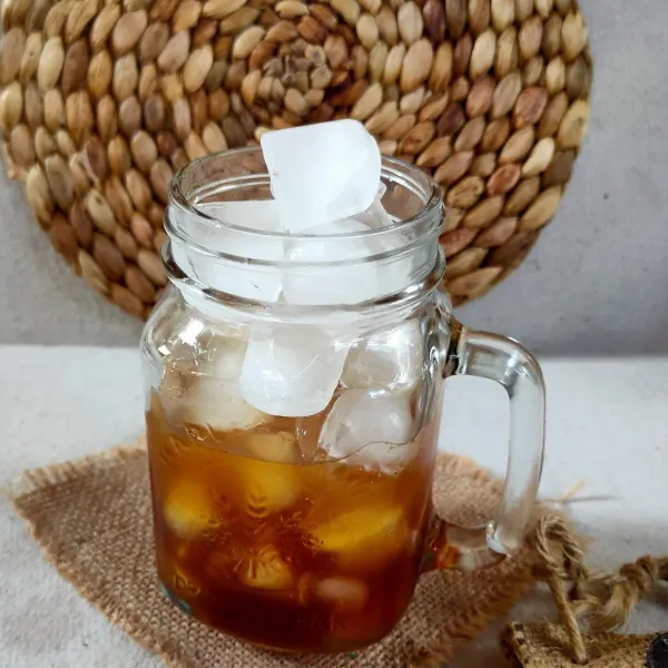 Tambahkan es batu nya.