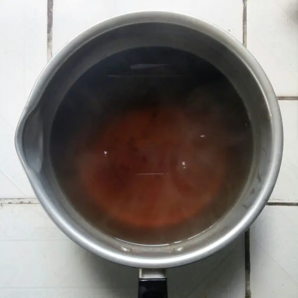 Campur rata semua bahan cincau dalam panci, aduk rata. kemudian masak hingga mendidih. Sngkat dan biarkan uap panas hilang.