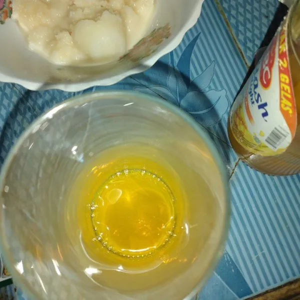 Masukkan sirup mangga ke dalam gelas.