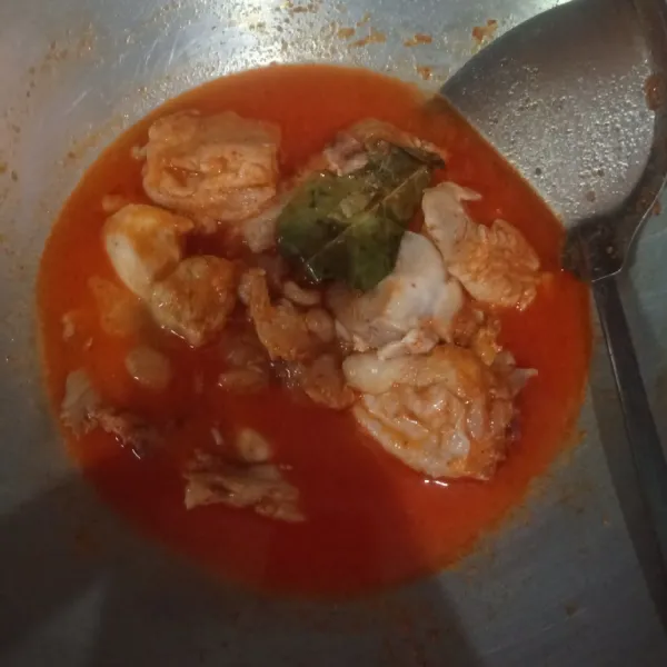 Lalu masuk kan ayam,tambahkan air masak hingga mendidih.