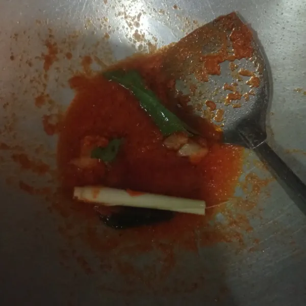 Kemudian masuk kan serai,daun salam,daun jeruk dan jahe aduk sampai layu.