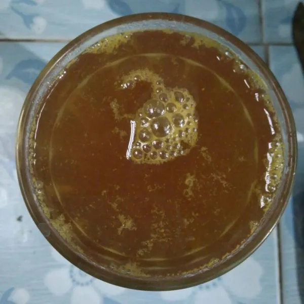 Saring wedang, kemudian buang getah kuning yang ada di atas.