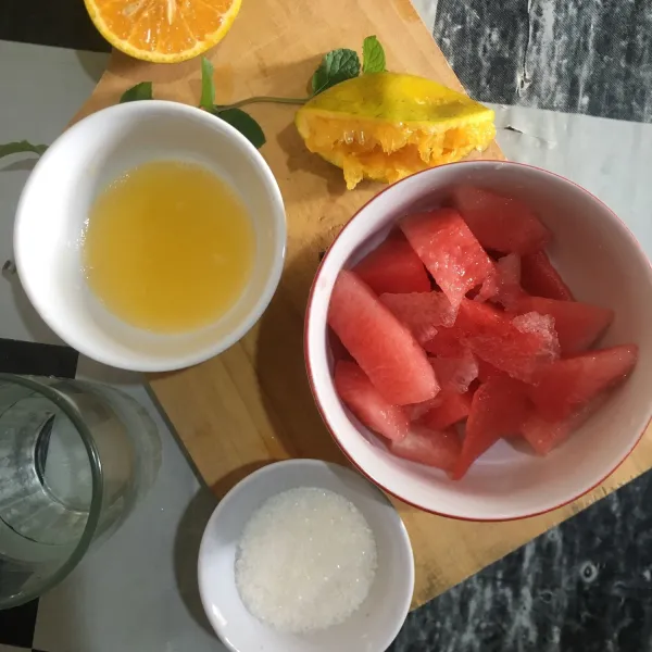 Potong-potong semangka, peras jeruk, ambil airnya.