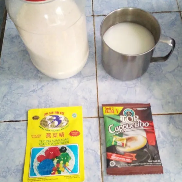 Untuk campuran puding coffe, siapkan agar-agar warna coklat, gula pasir, kopi, dan susu cair.