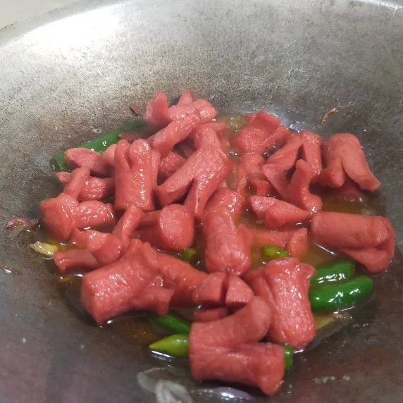 Masukan sosis yang sudah di goreng.