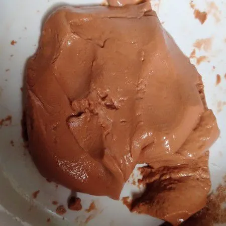 masukan tepung tapioka, bubuk coklat lalu tambahkan 4 sdm air panas lalu campur hingga menjadi adonan.