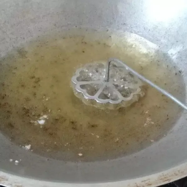 Celupkan adonan ke minyak panas sambil digoyang-goyang sampai terlepas sendiri.