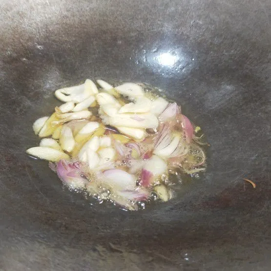 Tumis bawang sampai wangi.