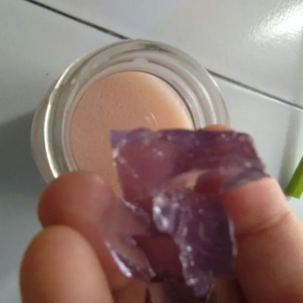 Masukkan potongan jelly.