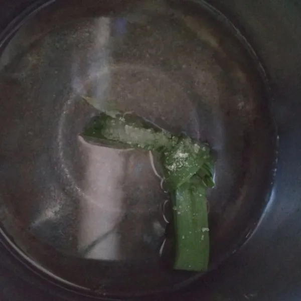 Rebus air, gula, dan daun pandan hingga mendidih.