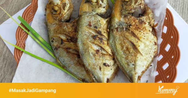Proses memasak Ikan Benggol Masakan Ummi dengan bumbu yang meresap
