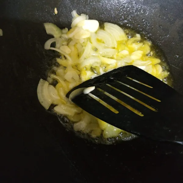 Lelehkan margarine, tumis bawang putih dan bawang bombay hingga harum.