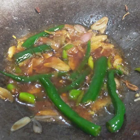 Masuk kan kicap manis, saos tiram, saos sambal, lada bubuk, kaldu bubuk dan cabai masak sampai cabai sedikit layu.