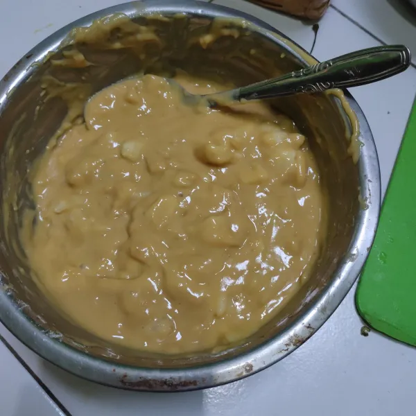 Masukkan potongan pisang.