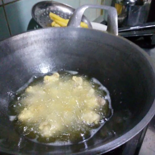 Goreng dalam minyak panas dengan api sedang sampai kuning keemasan, angkat, tiriskan. Sajikan bersama kentang goreng & saus sambal.