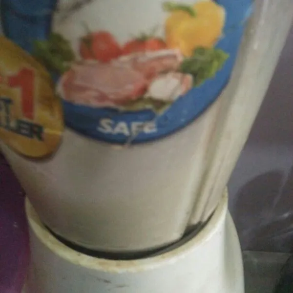 Blend semua bahan, hingga halus.