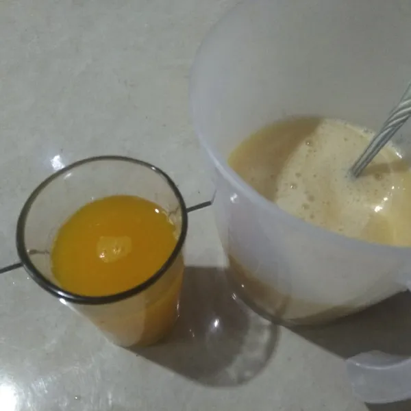 Kemudian tambahkan 1 gelas sirup rasa jeruk, aduk rata.