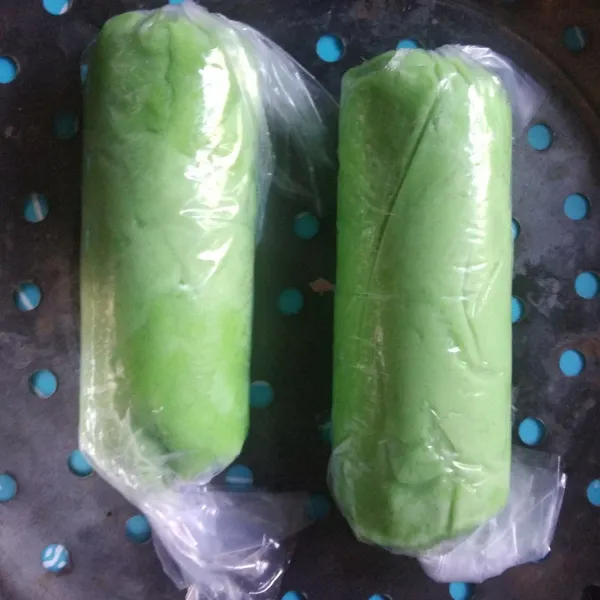 Kukus adonan selama 10 menit. Setelah matang angkat dan dinginkan.