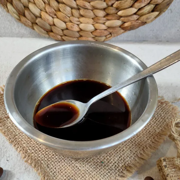 Larutkan kopi instan dengan air panas, aduk rata.