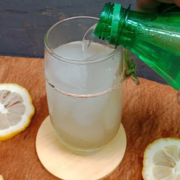 Tuang soda rasa lemon dan taburi bagian atas nya dengan chia seed dan sajikan.