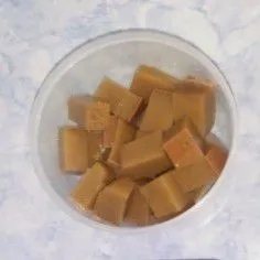 Setelah puding mengeras, potong kecil dadu puding coffe lalu sisihkan.