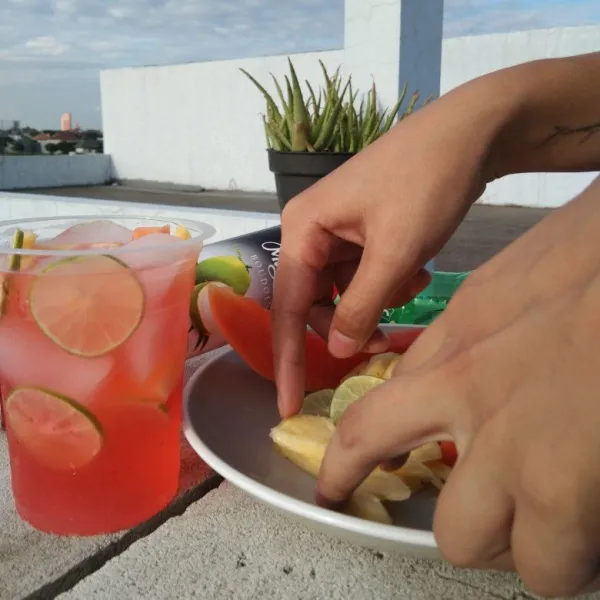 Masukkan syrup cocopandan kedalam gelas yang disiapkan, lalu campur dengan  sprite, aduk perlahan agar tercampur. Setelah itu tambahkan es batu.