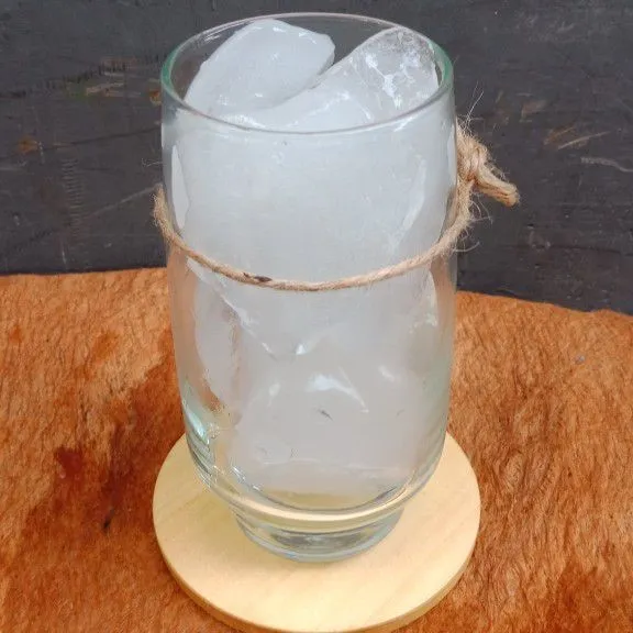 Tata es batu di gelas.