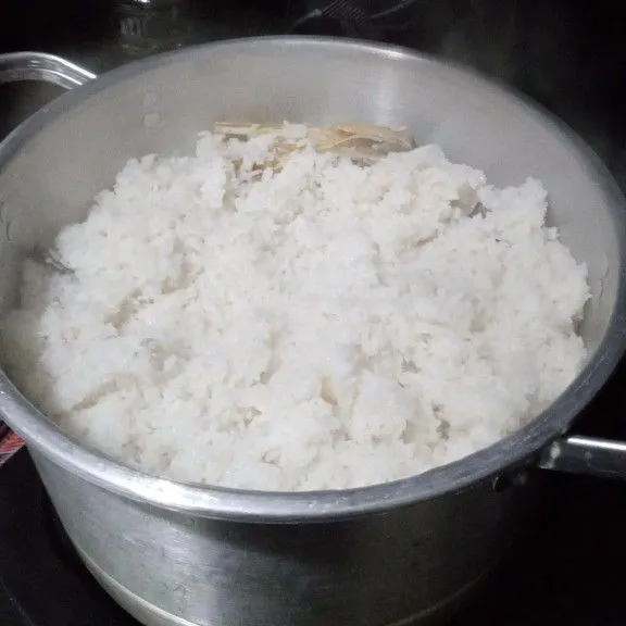 Kukus hingga matang kurang lebih 30-40 menit, tergantung banyaknya beras.