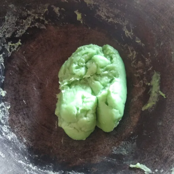 Selanjutnya masak hingga adonan kalis.