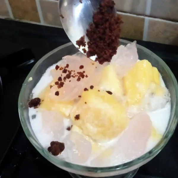 Taburi dengan bubuk gula aren, sajikan.